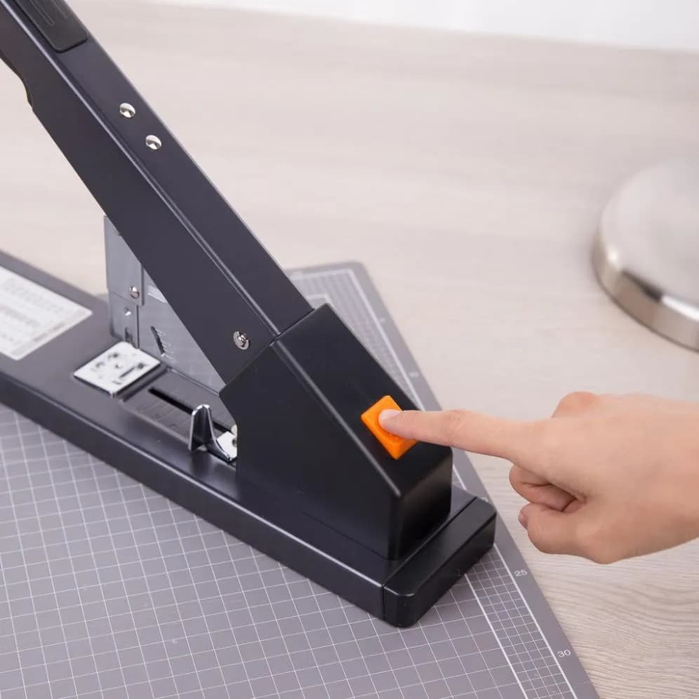 Máy dập ghim đại Deli 0396 200 tờ