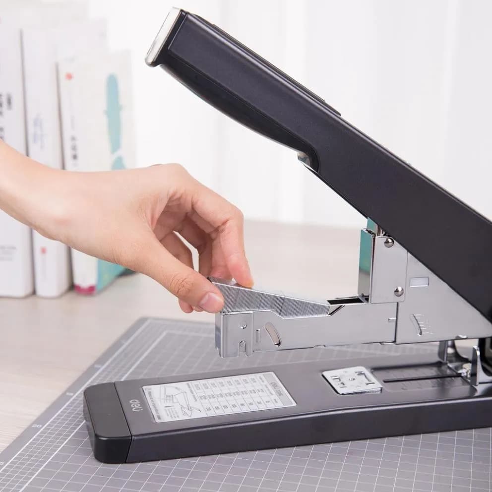 Máy dập ghim đại Deli 0396 200 tờ